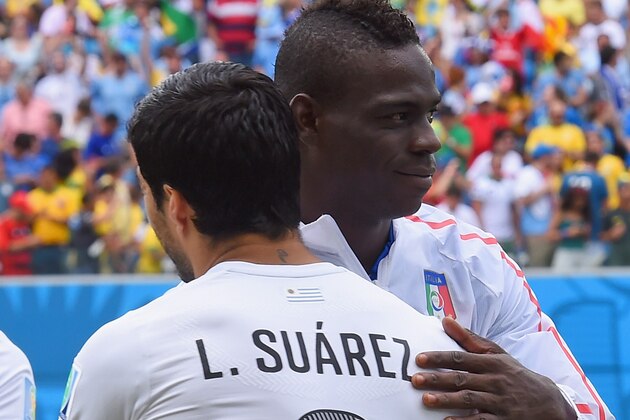 NATAL, BRAZIL - JUNE 24:  Mario Balotelli of Italy greets Luis Suarez of Uruguay prior to the 2014 FIFA World Cup Brazil Group D match between Italy and Uruguay at Estadio das Dunas on June 24, 2014 in Natal, Brazil.  (Photo by Claudio Villa/Getty Images)