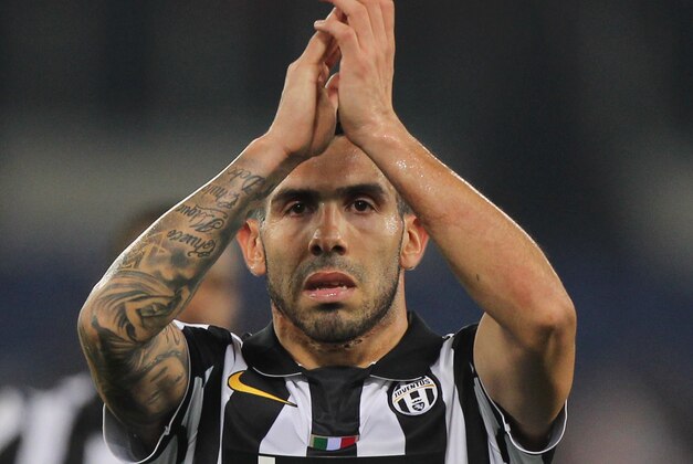 ROME, ITALY - MARCH 02:  Carlos Tevez of Juventus FC greets the fans after the Serie A match between AS Roma and Juventus FC at Stadio Olimpico on March 2, 2015 in Rome, Italy.  (Photo by Paolo Bruno/Getty Images)