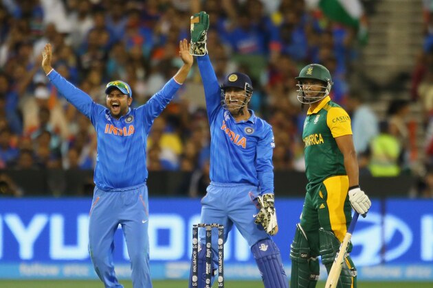 MELBOURNE, AUSTRALIA - FEBRUARY 22:  MS Dhoni (C) and Suresh Raina (L) of India appeal successfully to dismiss Vernon Philander of South Africa during the 2015 ICC Cricket World Cup match between South Africa and India at Melbourne Cricket Ground on February 22, 2015 in Melbourne, Australia.  (Photo by Scott Barbour/Getty Images)