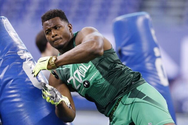 INDIANAPOLIS, IN - FEBRUARY 22: Defensive lineman Dante Fowler of Florida competes during the 2015 NFL Scouting Combine at Lucas Oil Stadium on February 22, 2015 in Indianapolis, Indiana. (Photo by Joe Robbins/Getty Images)