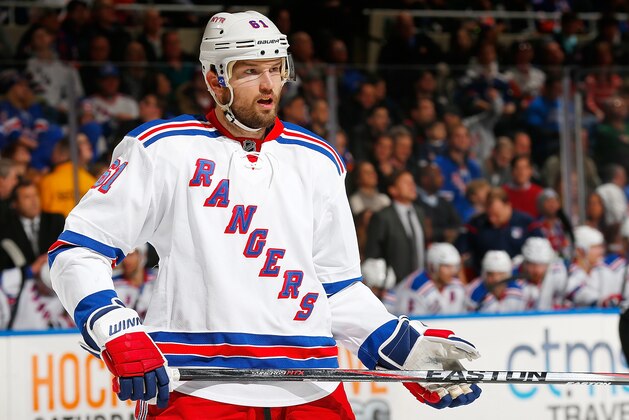 UNIONDALE, NY - FEBRUARY 16:  Rick Nash #61 of the New York Rangers skates against the New York Islanders at Nassau Veterans Memorial Coliseum on February 16, 2015 in Uniondale, New York. Rangers defeated the Islanders 6-5.  (Photo by Mike Stobe/NHLI via Getty Images)