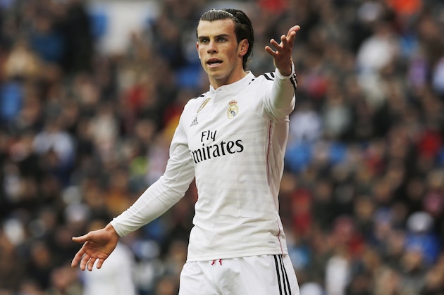 Real Madrid's Gareth Bale protests during a Spanish La Liga soccer match between Real Madrid and Real Sociedad at the Santiago Bernabeu stadium in Madrid, Spain, Saturday Jan. 31, 2015. (AP Photo/Paul White)