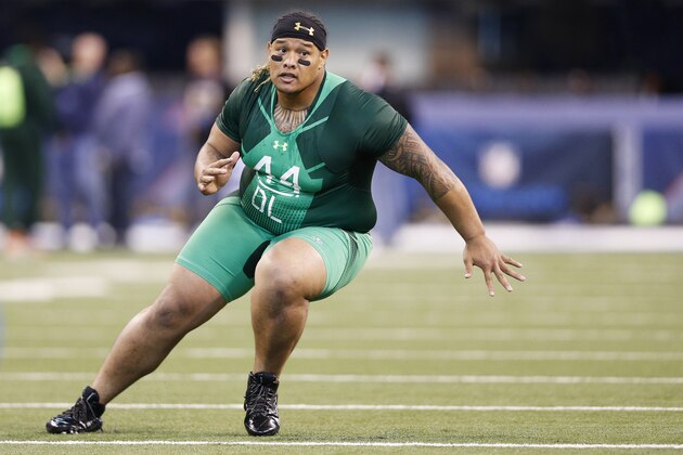 INDIANAPOLIS, IN - FEBRUARY 22: Defensive lineman Danny Shelton of Washington competes during the 2015 NFL Scouting Combine at Lucas Oil Stadium on February 22, 2015 in Indianapolis, Indiana. (Photo by Joe Robbins/Getty Images)