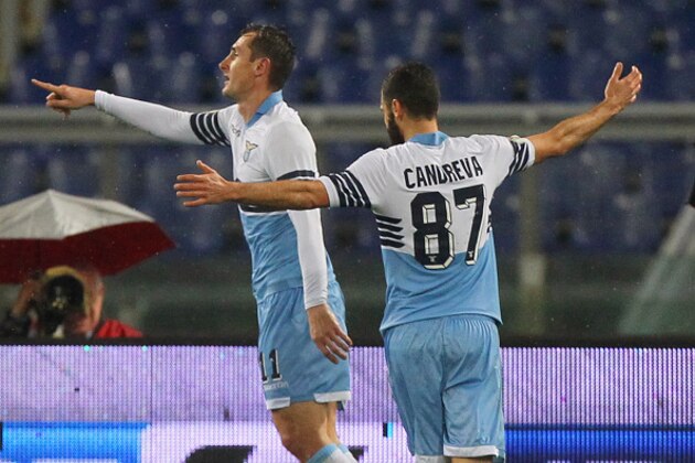 ROME, ITALY - MARCH 04:  Miroslav Klose (L) with his teammate Antonio Candreva of SS Lazio celebrates after scoring the opening goal during the TIM Cup match between SS Lazio and SSC Napoli at Stadio Olimpico on March 4, 2015 in Rome, Italy.  (Photo by Paolo Bruno/Getty Images)