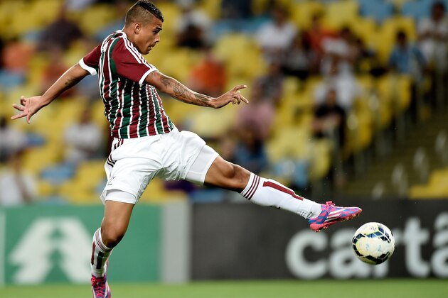 RIO DE JANEIRO, BRAZIL - SEPTEMBER 24: Kenedy of Fluminense struggles for the ball during a match between Fluminense and Gremio as part of Brasileirao Series A 2014 at Maracana Stadium on September 24, 2014 in Rio de Janeiro, Brazil. (Photo by Buda Mendes/Getty Images)