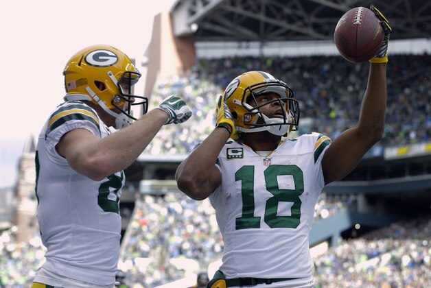 Randall Cobb (18) de los Packers de Green Bay celebra con su compañero Jordy Nelson tras atrapar un pase de touchdown en el partido contra los Seahawks de Seattle en la final de la Conferencia Nacional, el domingo 18 de enero de 2015. (AP Foto/Jeff Chiu)