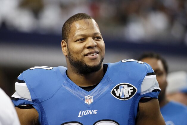 FILE - This is a Jan. 4, 2015, file photo showing Detroit Lions' Ndamukong Suh smiling as he walks across the field during warm ups before an NFL football game against the Dallas Cowboys in Arlington, Texas. Ndamukong Suh can test the open market when free agency begins March 10 after the Lions decided not to use the franchise tag on the star defensive tackle, according to a report on the team's website. (AP Photo/Tony Gutierrez, File)