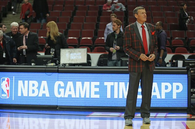 CHICAGO, IL - MARCH 05:  Commentator Craig Sager of TNT is seen on the court before a game between the Chicago Bulls and the Oklahoma City Thunder at the United Center on March 5, 2015 in Chicago, Illinois. NOTE TO USER: User expressly acknowledges and agrees that, by downloading and or using this photograph, User is consenting to the terms and conditions of the Getty Images License Agreement.  (Photo by Jonathan Daniel/Getty Images)