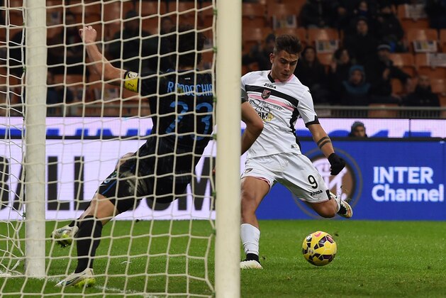 MILAN, ITALY - FEBRUARY 08:  Paulo Dybala of Palermo misses an opportunity during the Serie A match between FC Internazionale Milano and US Citta di Palermo at Stadio Giuseppe Meazza on February 8, 2015 in Milan, Italy.  (Photo by Tullio M. Puglia/Getty Images)