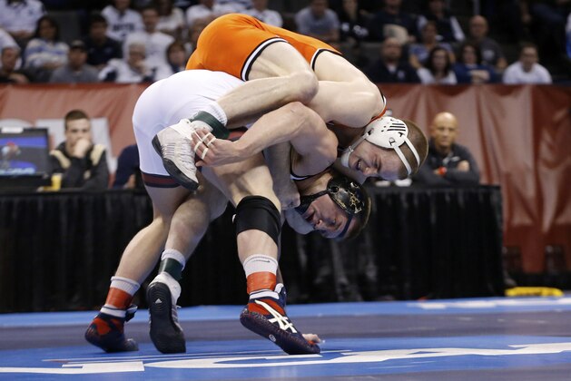 Oklahoma States Chris Perry, top, competes with Oklahoma's Andrew Howe, bottom, in the 174-pound match in the finals of the NCAA Division I wrestling championships in Oklahoma City, Saturday, March 22, 2014. Perry won the championship. (AP Photo/Sue Ogrocki)