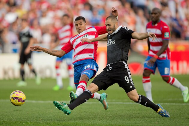 GRANADA, SPAIN - NOVEMBER 01: Karim Benzema (R) of Real Madrid CF scores their third goal as Jeison Murillo (L) of Granada CF tries to stop it during the La Liga match between Granada CF and Real Madrid CF at Nuevo Estadio de Los Carmenes on November 1, 2014 in Granada, Spain.  (Photo by Gonzalo Arroyo Moreno/Getty Images)
