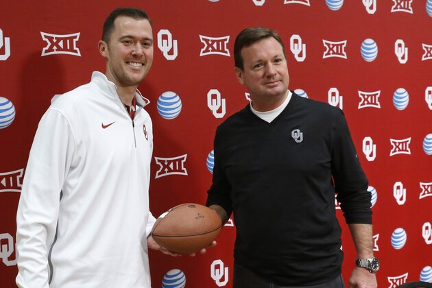 Oklahoma coach Bob Stoops, right, poses for a photo with new offensive coordinator Lincoln Riley, left, following a news conference in Norman, Okla., Saturday, Jan. 17, 2015. (AP Photo/Sue Ogrocki)