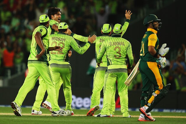 AUCKLAND, NEW ZEALAND - MARCH 07:  Mohammad Irfan of Pakistan celebrates with his team after dismissing Jean-Paul Duminy of South Africa during the 2015 ICC Cricket World Cup match between South Africa and Pakistan at Eden Park on March 7, 2015 in Auckland, New Zealand.  (Photo by Hannah Peters/Getty Images)