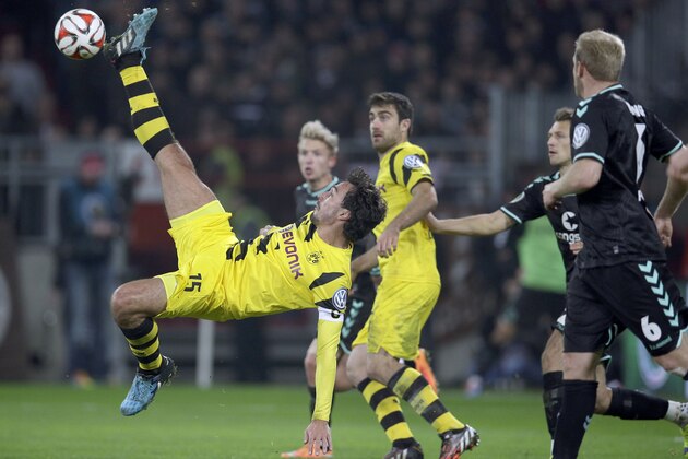 Dortmund's Mats Hummels fails to score during the German soccer cup second round match between FC St. Pauli and Borussia Dortmund at the Millerntor Stadium in Hamburg, Germany, Tuesday, Oct. 28, 2014. (AP Photo/Michael Sohn)