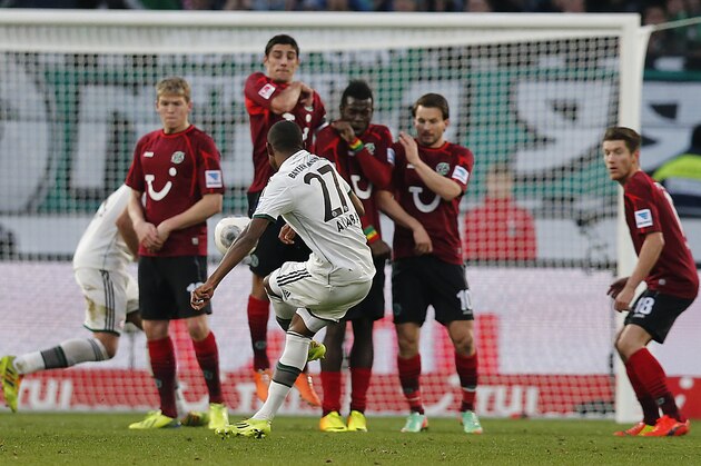 Bayern's David Alaba of Austria, center, shoots a free kick during the German first division Bundesliga soccer match between Hannover 96 and Bayern Munich in Hannover , Germany, Sunday, Feb. 23, 2014. (AP Photo/Frank Augstein)