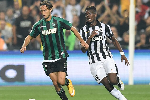 REGGIO NELL'EMILIA, ITALY - OCTOBER 18: Simone Missiroli of Sassuolo and Paul Pogba of Juventus in action during the Serie A match between US Sassuolo Calcio and Juventus FC at Mapei Stadium on October 18, 2014 in Reggio nell'Emilia, Italy.  (Photo by Giuseppe Bellini/Getty Images)
