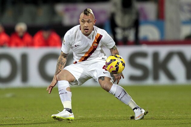 FLORENCE, ITALY - JANUARY 25: Radja Nainggolan of AS Roma in action during the Serie A match between ACF Fiorentina and AS Roma at Stadio Artemio Franchi on January 25, 2015 in Florence, Italy.  (Photo by Gabriele Maltinti/Getty Images)