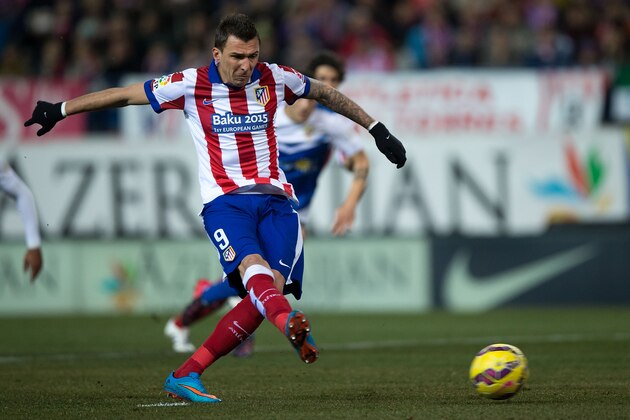MADRID, SPAIN - FEBRUARY 21:  Mario Mandzukic of Atletico de Madrid scores their opening goal from a penlaty shot during the La Liga match between Club Atletico de Madrid and UD Almeria at Vicente Calderon Stadium on February 21, 2015 in Madrid, Spain.  (Photo by Gonzalo Arroyo Moreno/Getty Images)