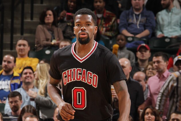 INDIANAPOLIS, IN - MARCH 6:  Aaron Brooks #0 of the Chicago Bulls brings the ball up court against the Indiana Pacers on March 6, 2015 at Bankers Life Fieldhouse in Indianapolis, Indiana.  NOTE TO USER: User expressly acknowledges and agrees that, by downloading and or using this Photograph, user is consenting to the terms and conditions of the Getty Images License Agreement. Mandatory Copyright Notice: Copyright 2015 NBAE (Photo by Ron Hoskins/NBAE via Getty Images)