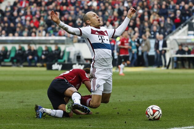 Hannover's Hiroshi Kiyotake, left, from Japan challenges for the ball with Bayern's Arjen Robben from the Netherlands during the German first division Bundesliga soccer match between Hannover 96 and Bayern Munich in Hannover, Germany, Saturday, March 7, 2015. (AP Photo/Markus Schreiber)