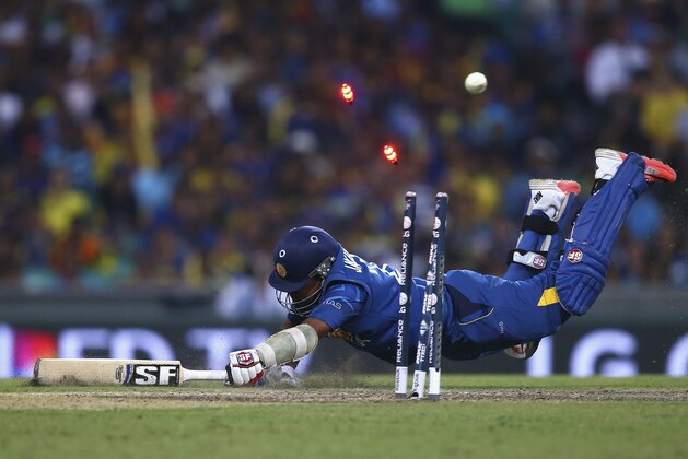 SYDNEY, AUSTRALIA - MARCH 08:  Mahela Jayawardene of Sri Lanka is run out by Michael Clarke of Australia during the 2015 ICC Cricket World Cup match between Australia and Sri Lanka at Sydney Cricket Ground on March 8, 2015 in Sydney, Australia.  (Photo by Ryan Pierse/Getty Images)
