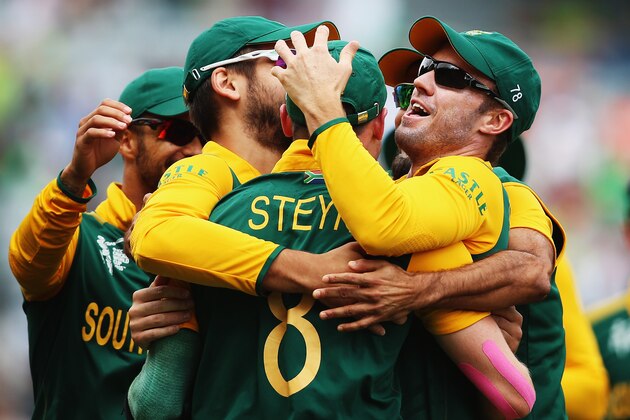 AUCKLAND, NEW ZEALAND - MARCH 07:  Dale Steyn of South Africa celebrates with AB de Villiers of South Africa and the team after taking a catch to dismiss Ahmad Shahzad of Pakistan during the 2015 ICC Cricket World Cup match between South Africa and Pakistan at Eden Park on March 7, 2015 in Auckland, New Zealand.  (Photo by Hannah Peters/Getty Images)
