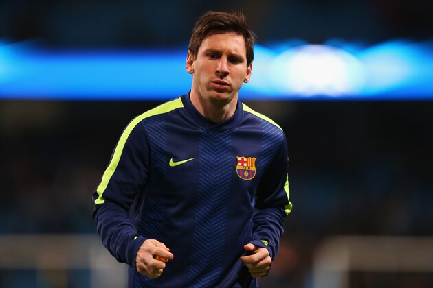 MANCHESTER, ENGLAND - FEBRUARY 24:  Lionel Messi of Barcelona warms up during the UEFA Champions League Round of 16 match between Manchester City and Barcelona at Etihad Stadium on February 24, 2015 in Manchester, United Kingdom.  (Photo by Alex Livesey/Getty Images)