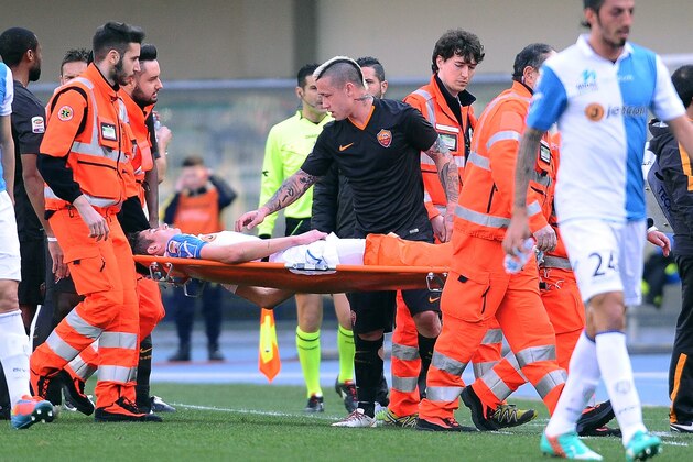 VERONA, ITALY - MARCH 08: Federico Mattiello # 7 of AC Chievo Verona is stretchered off the field after being severly injured during the Serie A match between AC Chievo Verona and AS Roma at Stadio Marc'Antonio Bentegodi on March 8, 2015 in Verona, Italy.  (Photo by Mario Carlini / Iguana Press/Getty Images)