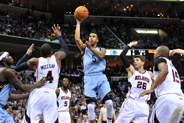 Memphis Grizzlies guard Courtney Lee (5) shoots between Atlanta Hawks forward Paul Millsap (4) and guard Kyle Korver in the first half of an NBA basketball, game Sunday, Feb. 8, 2015, in Memphis, Tenn. (AP Photo/Brandon Dill)