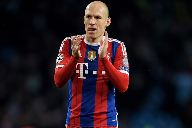 MANCHESTER, ENGLAND - NOVEMBER 25:  A dejected Arjen Robben of Bayern Muenchen applauds the travelling fans following his team's 3-2 defeat during the UEFA Champions League Group E match between Manchester City and FC Bayern Muenchen at the Etihad Stadium on November 25, 2014 in Manchester, United Kingdom.  (Photo by Michael Regan/Getty Images)