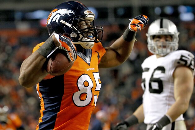 Virgil Green, tight end de los Broncos de Denver, celebra su anotación frente a los Raiders de Oakland en el encuentro del domingo 28 de diciembre de 2014 (AP Foto/Jack Dempsey)