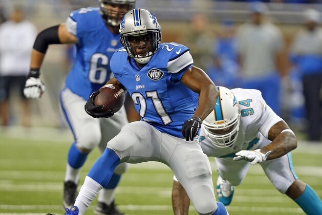 Detroit Lions running back Reggie Bush (21) runs the ball against the Miami Dolphins during an NFL football game, Sunday, Nov. 9, 2014, in Detroit. (Jeff Haynes/AP Images for Panini)