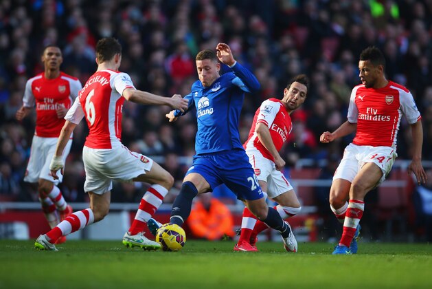 LONDON, ENGLAND - MARCH 01:  Ross Barkley of Everton takes on Laurent Koscielny, Santi Cazorla and Francis Coquelin of Arsenal during the Barclays Premier League match between Arsenal and Everton at Emirates Stadium on March 1, 2015 in London, England.  (Photo by Paul Gilham/Getty Images)