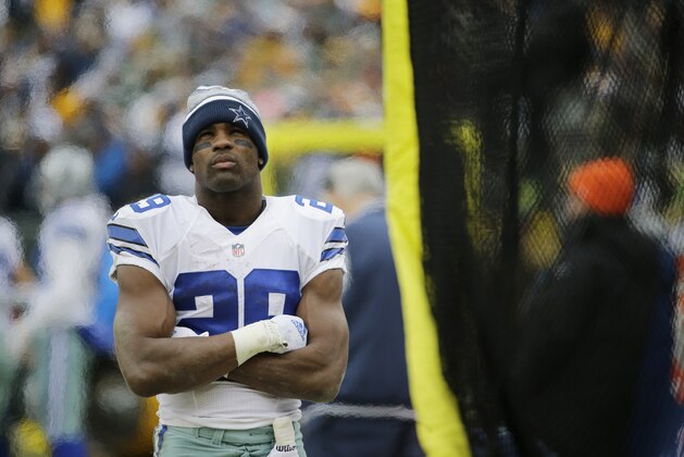 Dallas Cowboys running back DeMarco Murray (29) stays warm on the sidelines during the first half of an NFL divisional playoff football game against the Green Bay Packers Sunday, Jan. 11, 2015, in Green Bay, Wis. (AP Photo/Nam Y. Huh)
