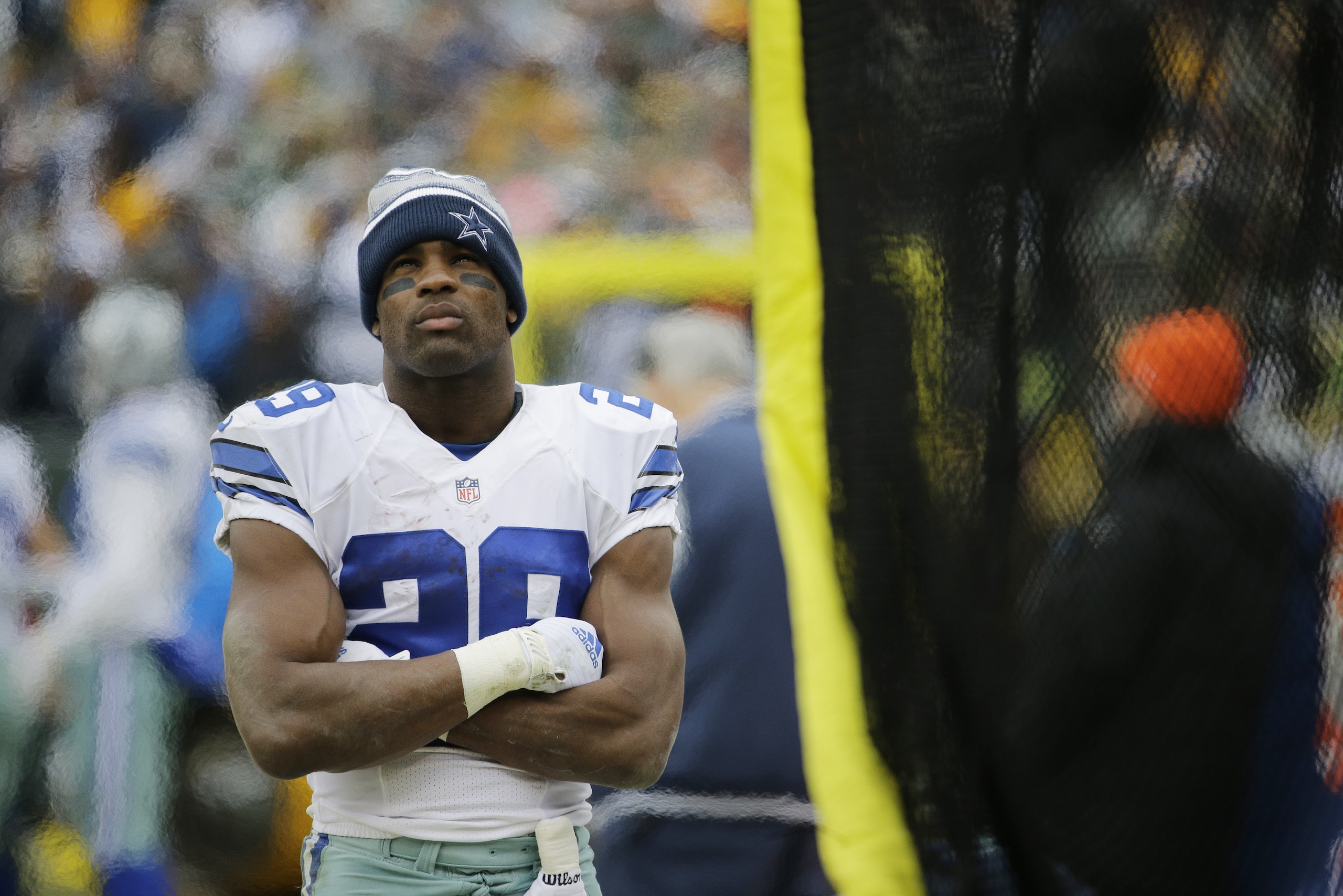 Dallas Cowboys running back DeMarco Murray (29) stays warm on the sidelines during the first half of an NFL divisional playoff football game against the Green Bay Packers Sunday, Jan. 11, 2015, in Green Bay, Wis. (AP Photo/Nam Y. Huh)