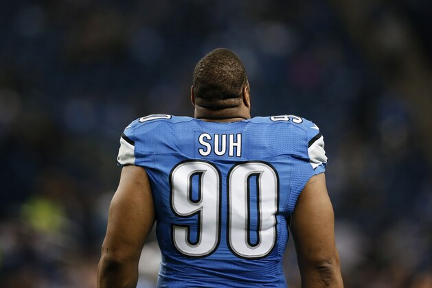 Detroit Lions' Ndamukong Suh watches during an NFL football game against the Minnesota Vikings in Detroit Sunday, Dec. 14, 2014. (AP Photo/Paul Sancya)