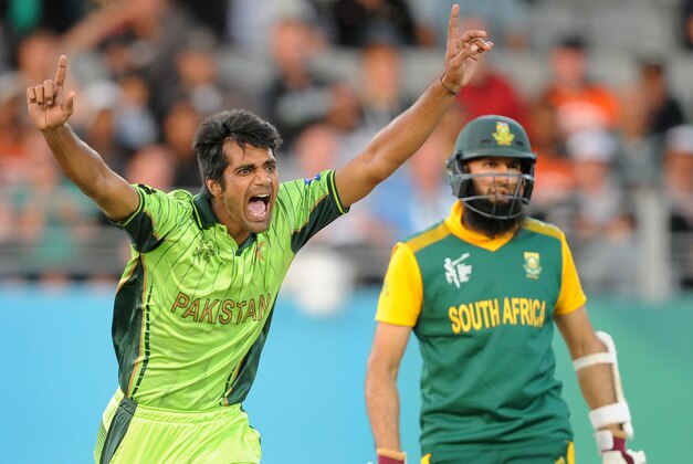 Pakistan's Rahat Ali, left, celebrates after taking the wicket of South Africa's Francois Du Plessis as Hashim Amla, right, watches during their Cricket World Cup Pool B match in Auckland, New Zealand, Saturday, March 7, 2015. (AP Photo/Ross Setford)