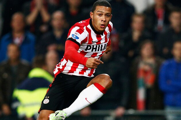 EINDHOVEN, NETHERLANDS - DECEMBER 17:  Memphis Depay of PSV shoots on goal during the Eredivisie match between PSV Eindhoven and Feyenoord Rotterdam held at the Philips Stadion on December 17, 2014 in Eindhoven, Netherlands.  (Photo by Dean Mouhtaropoulos/Getty Images)