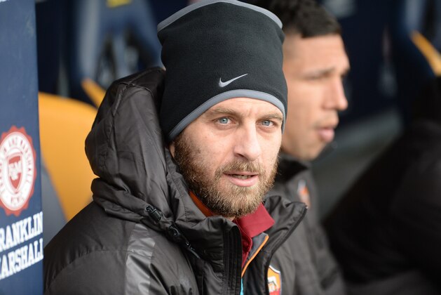 VERONA, ITALY - FEBRUARY 22:   Daniele De Rossi of AS Roma looks on during the Serie A match between Hellas Verona FC and AS Roma at Stadio Marc'Antonio Bentegodi on February 22, 2015 in Verona, Italy.  (Photo by Dino Panato/Getty Images)