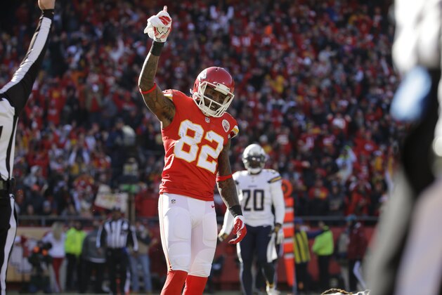 Kansas City Chiefs wide receiver Dwayne Bowe (82) celebrates a touchdown by teammate Kansas City Chiefs tight end Travis Kelce ,during the first half of an NFL football game against the San Diego Chargers in Kansas City, Mo., Sunday, Dec. 28, 2014. (AP Photo/Charlie Riedel)