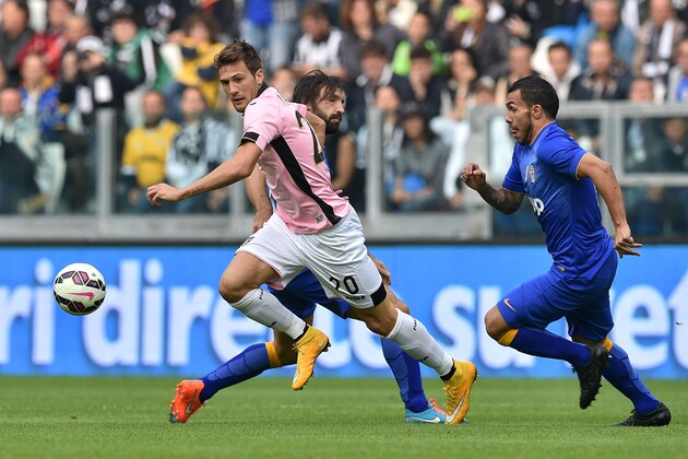 TURIN, ITALY - OCTOBER 26:  Franco Vazquez (L) of US Citta di Palermo in action against Carlos Tevez (R) of Juventus FC during the Serie A match between Juventus FC and US Citta di Palermo at Juventus Arena on October 26, 2014 in Turin, Italy.  (Photo by Valerio Pennicino/Getty Images)