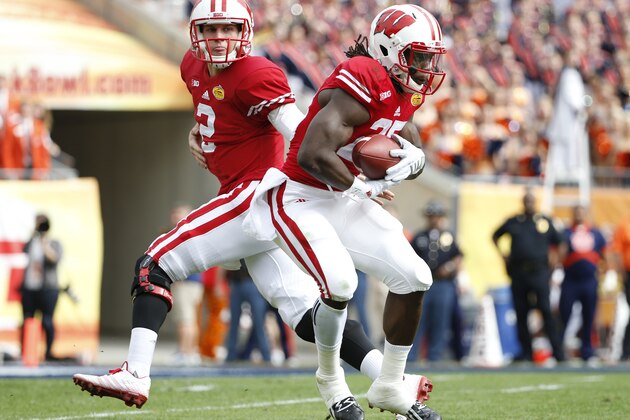 TAMPA, FL - JANUARY 1:  Quarterback Joel Stave #2 of the Wisconsin Badgers hands off to running back Melvin Gordon #25 of the Wisconsin Badgers during the first quarter of the Outback Bowl against the Auburn Tigers on January 1, 2015 at Raymond James Stadium in Tampa, Florida.  (Photo by Brian Blanco/Getty Images)