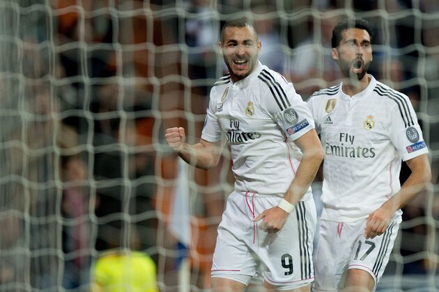 MADRID, SPAIN - MARCH 10:  Karim Benzema (L) of Real Madrid CF celebrates scoring their third goal with teammate Alvaro Arbeloa (R) during the UEFA Champions League round of 16 second leg match between Real Madrid CF and FC Schalke 04 at Estadio Santiago Bernabeu on March 10, 2015 in Madrid, Spain.  (Photo by Gonzalo Arroyo Moreno/Getty Images)