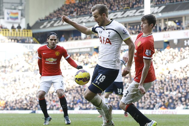 Tottenham's Harry Kane, center, vies for the ball with Manchester United's Paddy McNair during the English Premier League soccer match between Tottenham Hotspur and Manchester United at White Hart Lane Stadium in London, Sunday, Dec. 28, 2014. (AP Photo/Kirsty Wigglesworth)