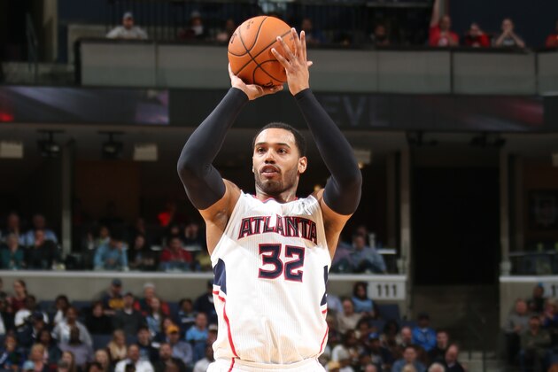 MEMPHIS, TN - FEBRUARY 8:  Mike Scott #32 of the Atlanta Hawks takes a shot against the Memphis Grizzlies on February 8, 2015 at FedExForum in Memphis, Tennessee. NOTE TO USER: User expressly acknowledges and agrees that, by downloading and or using this photograph, User is consenting to the terms and conditions of the Getty Images License Agreement. Mandatory Copyright Notice: Copyright 2014 NBAE (Photo by Joe Murphy/NBAE via Getty Images)