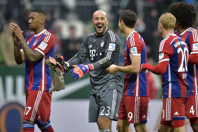 Bayern's keeper Pepe Reina from Spain, center, celebrates with the team after winning the German Bundesliga soccer match between Werder Bremen and Bayern Munich in Bremen, Germany, Saturday, March 14, 2015. (AP Photo/Martin Meissner)