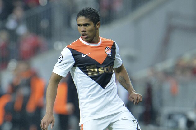 Shakhtar's Douglas Costa controls a ball during the Champions League round of 16 second leg soccer match between Bayern Munich and Shakhtar Donetsk Wednesday, March 11, 2015 in Munich, southern Germany. (AP Photo/Kerstin Joensson)