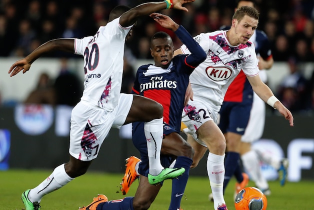 Paris Saint Germain's Blaise Matuidi, center, controls the ball with Henri Saivet , left, and Gregory Sertic  of Bordeaux during their French League One soccer match against Bordeaux, Friday Jan. 31, 2014 at Parc des Princes stadium, in Paris, France. (AP Photo/Jacques Brinon)