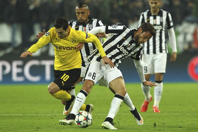 TURIN, ITALY - FEBRUARY 24:  Henrikh Mkhitaryan (L) of Borussia Dortmund competes for the ball with Arturo Vidal (C) and Claudio Marchisio (R) of Juventus FC during the UEFA Champions League Round of 16 match between Juventus and Borussia Dortmund at Juventus Arena on February 24, 2015 in Turin, Italy.  (Photo by Marco Luzzani/Getty Images)