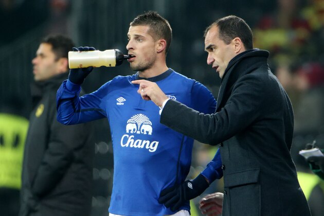 BERN, SWITZERLAND - FEBRUARY 19: Head coach Roberto Martinez (R) of Everton FC speaks with Kevin Mirallas during the UEFA Europa League Round of 32 match between BSC Young Boys and Everton FC at Stade de Suisse, Wankdorf on February 19, 2015 in Bern, Switzerland. (Photo by Philipp Schmidli/Getty Images)